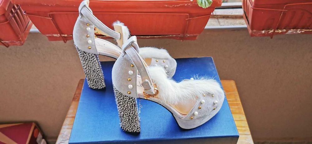 Оригинални маркови дамски кожени елегантни обувки FABI - 37,5 номер