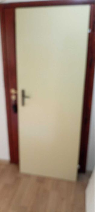 Продавам крила за врати