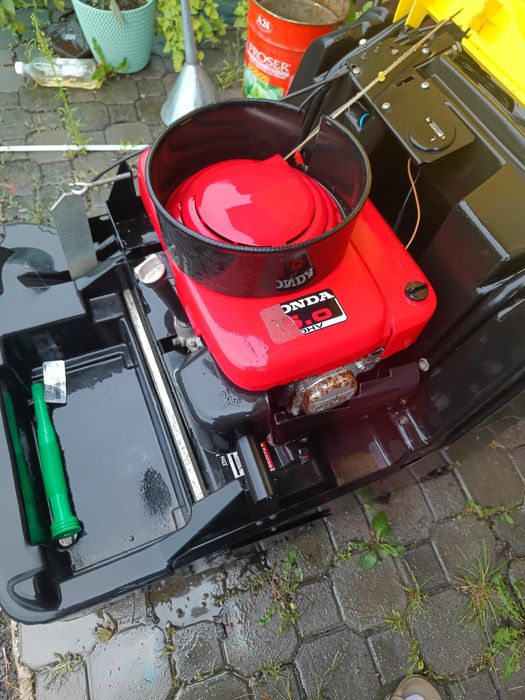 Mașina de maturat și aspirat pe benzină