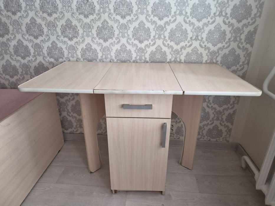 Продам раскладной стол .