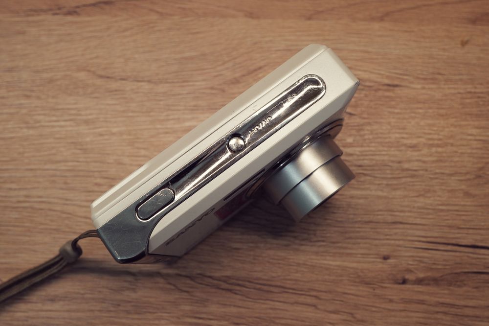 Aparat foto Sharp 10 megapixeli baterii AA card memorie instagram