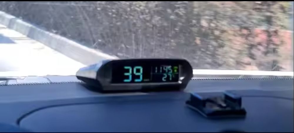 GPS скоростомер, HUD дисплей със соларна батерия. За автомобили, АТВ, лодки и др.