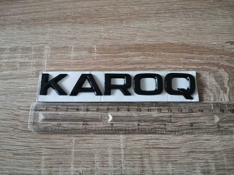 черен надпис Skoda Karoq