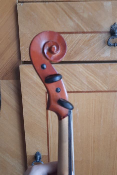 Продам срочно скрипку 4/4 с кейсом