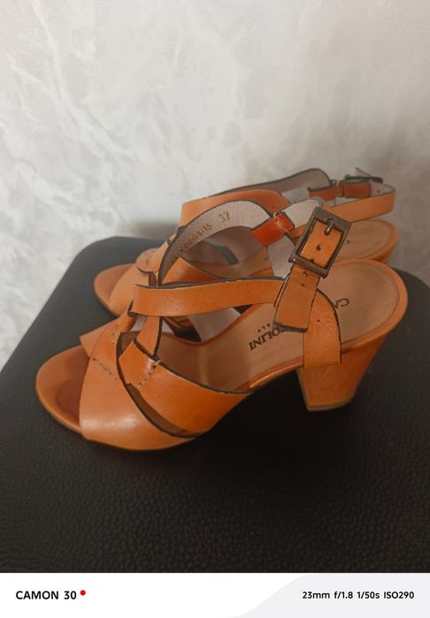 Женские сандалии