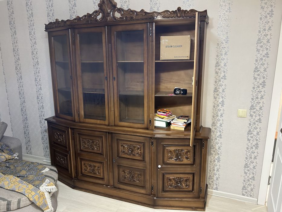 Продам сервант , чистое дерево, без дефекта.