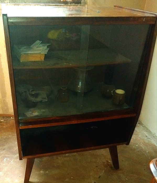 Vând lot  de mobilier vintage anii 50-60 plus cadru de fonta de la masina de cusut Singer Preț 1200 lei tot pachetul sau separat(detalii in descriere)
