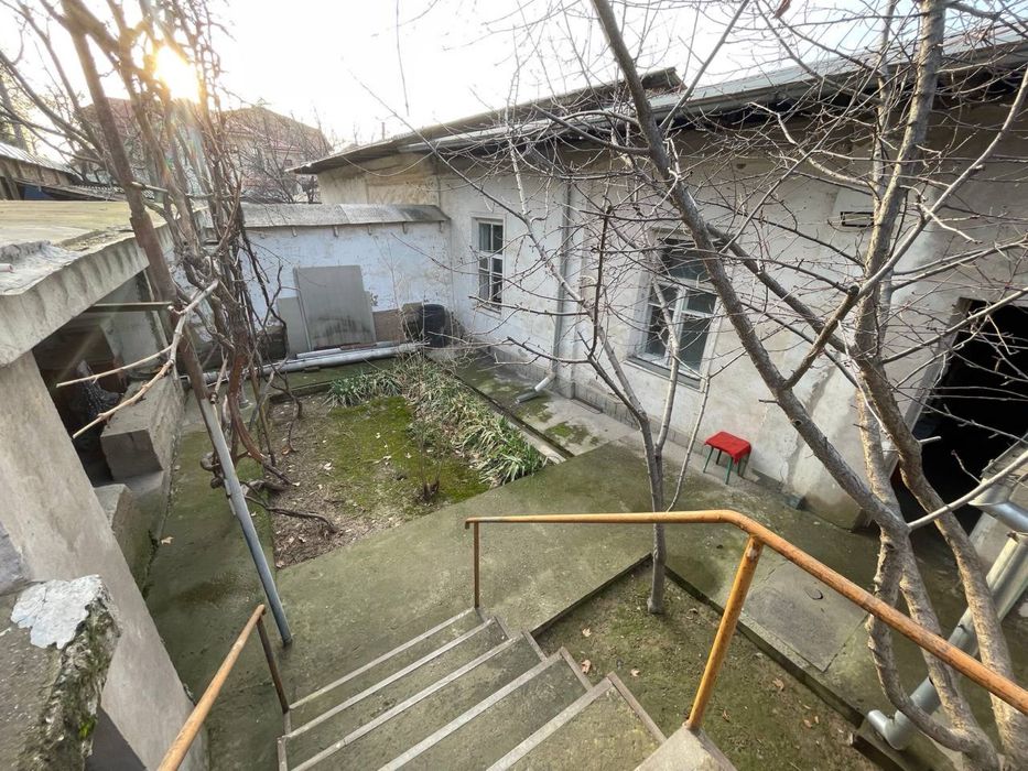 УзбекФильм продается сквозной участок 5,5 соток вдоль речки