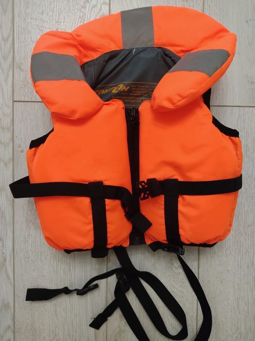 Спасательный жилет на ребенка