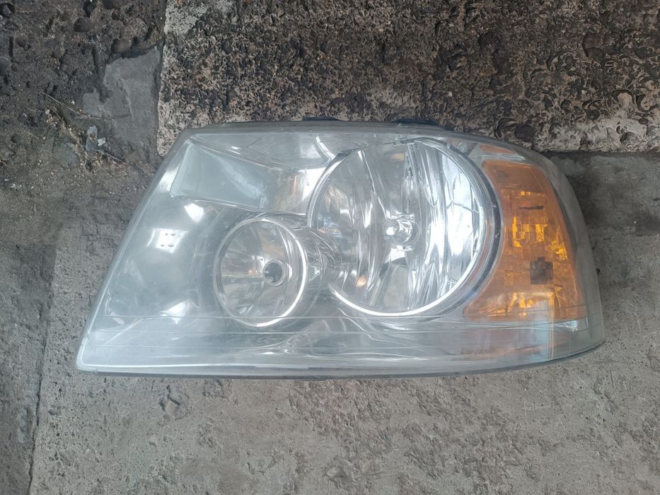 Фара Ford Expedition