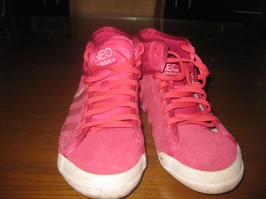 Продавам оригинални кецове на Адидас