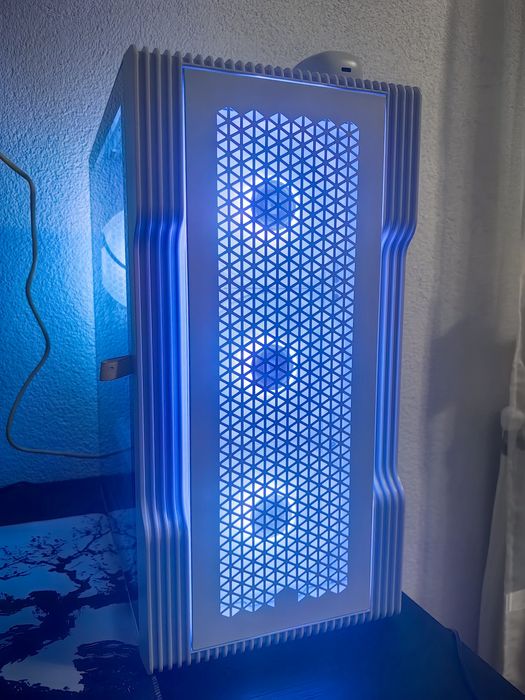 Компютър за игри и монитор