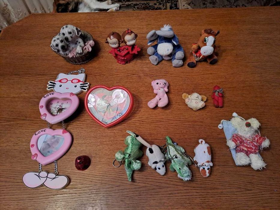 Детские часы,копилки,игрушки и др.