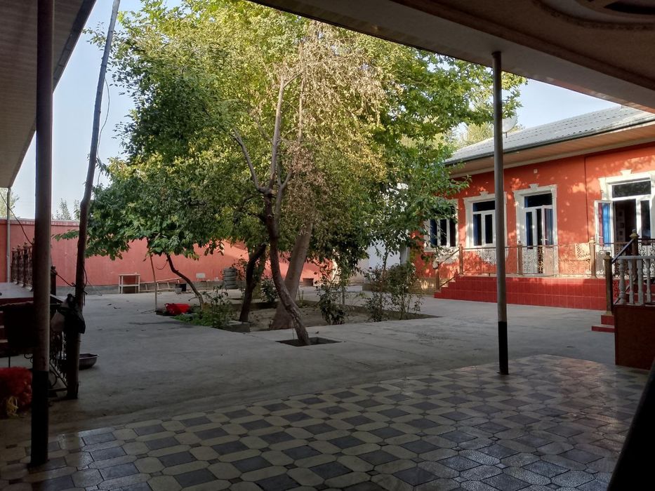 6 sotihli hovli uy sotiladi