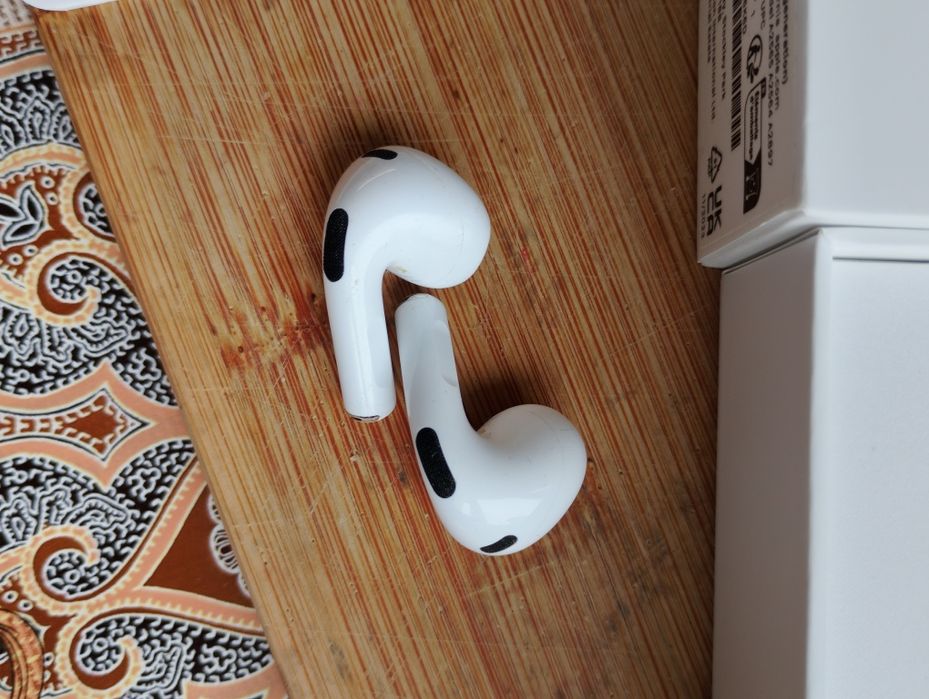 Безжични слушалки от марката Apple, модел Airpods.