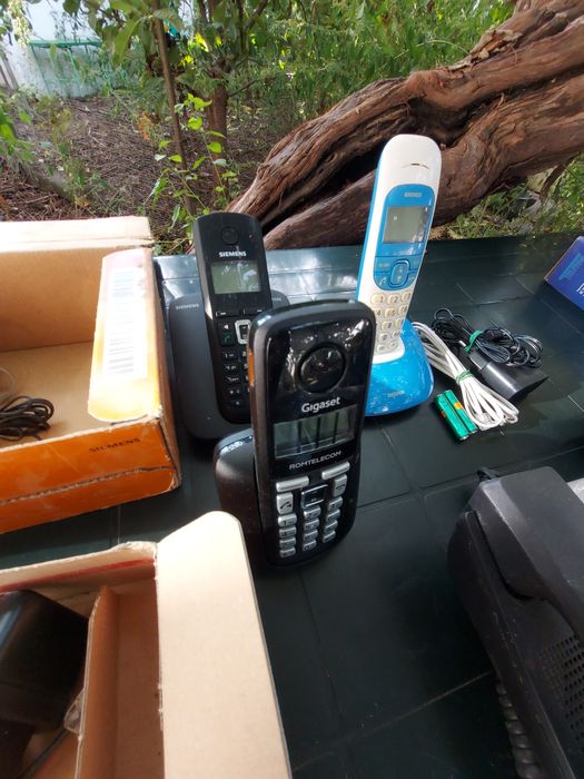 Telefoane fixe cu fir  dar și fără fir