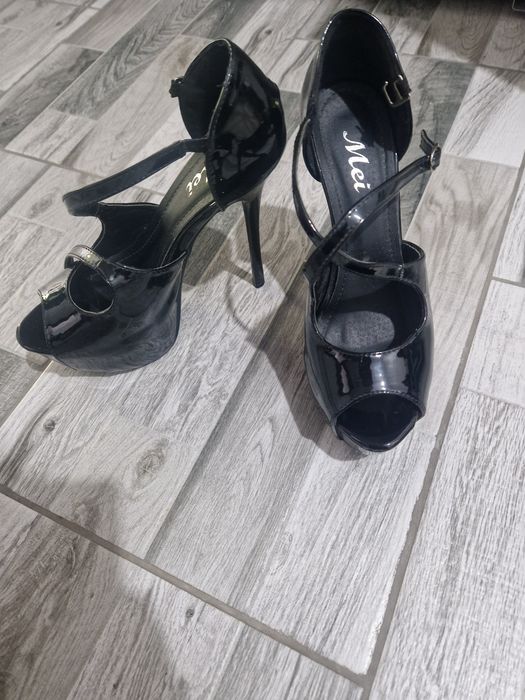 Pantofi semi-deschisi