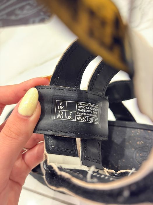Sandale Dr. Martens crem/bej – model chunky, stare foarte bună