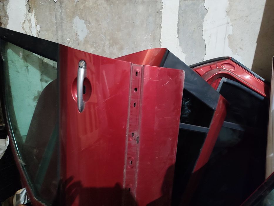 Врати и броня за Renault laguna 2.Фарове xenon - два леви един десен.Кора над двигател.