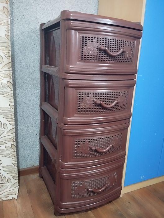 Продам детский шкаф,камод и парту