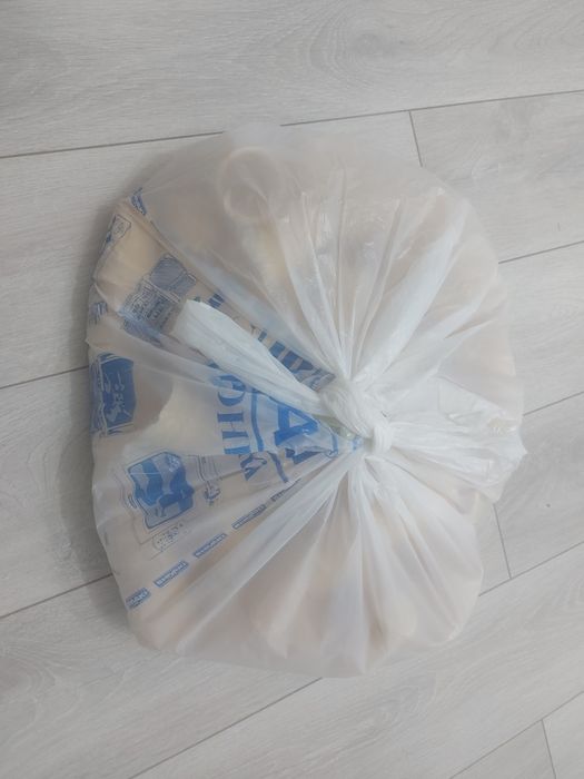 Мешок воздушного риса и мешок стаканчиков