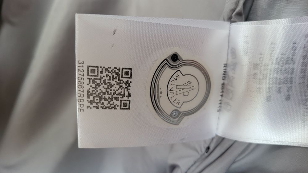 Geacă Moncler neagră cu glugă, model modern, stare foarte bună