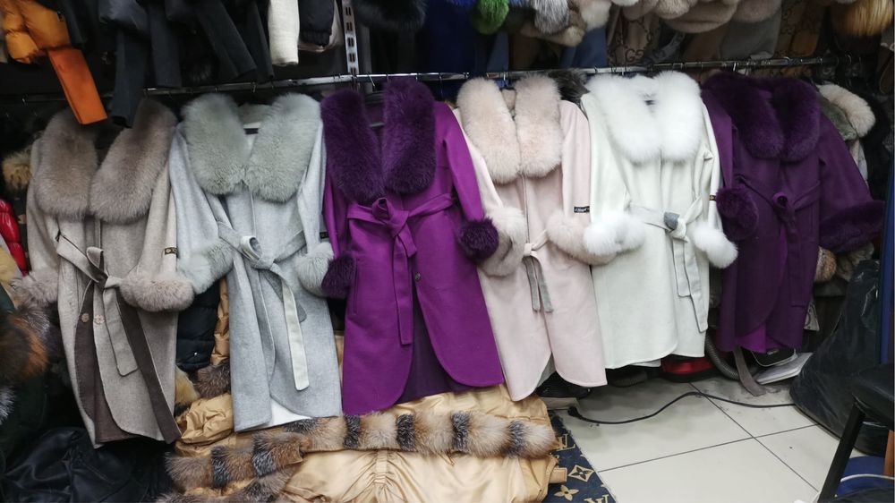 Vand palton din lana de alpaca cu vulpe naturala la 800 lei