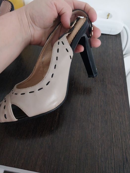 Срочно продаются  босоножки