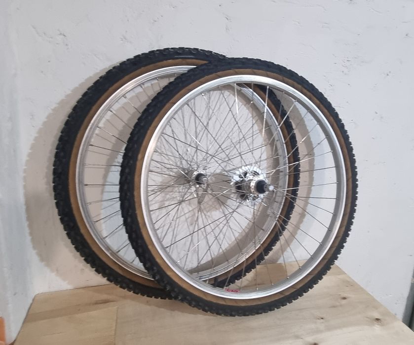 Set roti MTB 26"
Jante aluminiu ARAYA cu uzura minima,
Spite aliaj, 
Caseta pinioane 8 viteze,
Butuci Shimano,
Cauciucuri IRC METRO 26x1,5 in stare f