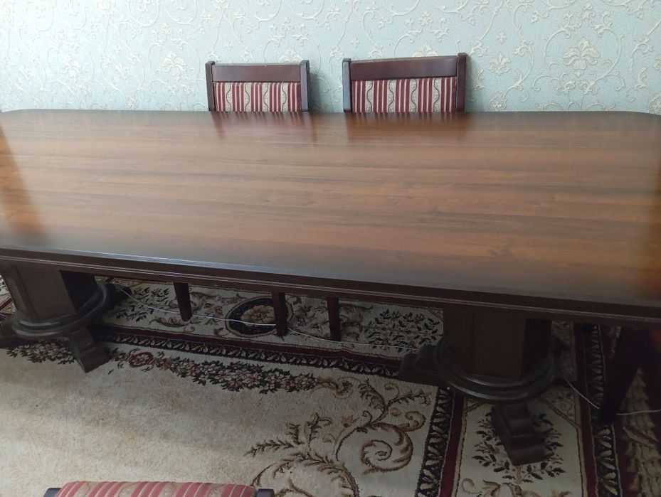 Продам стол в гостинную