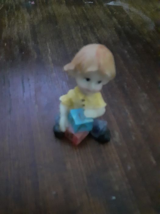 Статуэтка мальчик с кубиком