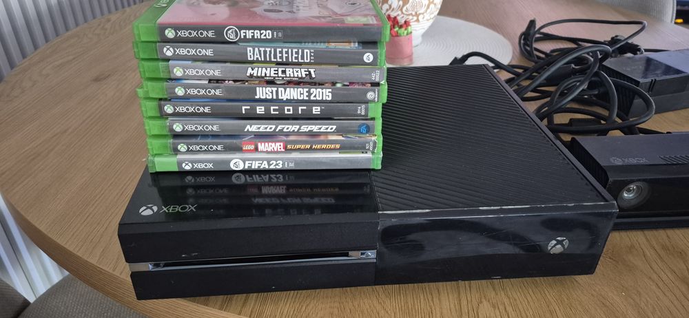 Xbox one cu kinect,  doua controlere  cu acumulator si doc de încărcare plus  8 jocuri