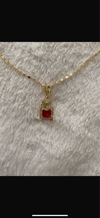 Set aur damă: lănțișor cu pandantiv și cercei cu piatră roșie