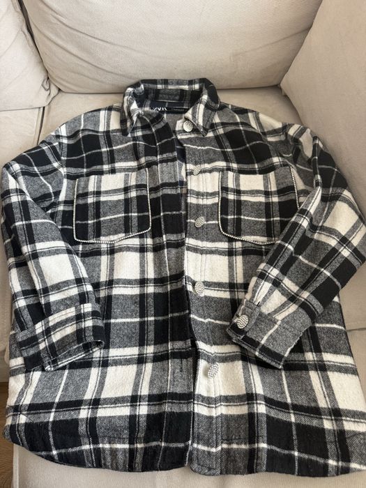 Бежов пуловер Guess и блузи и ризи Zara