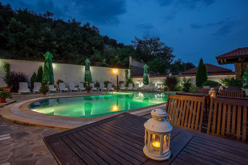 Дава се под наем Хотел в с. Главатарци, Област Кърджали - 1000 кв.м за 1299000 € - Снимка #15