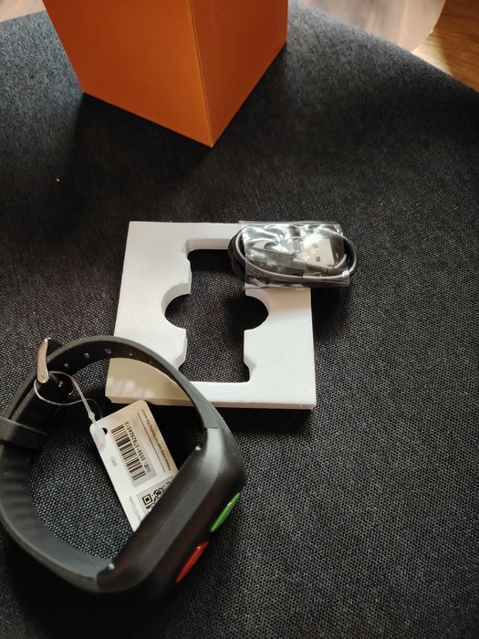 Часовник с GPS проследяване за хора с дименция и за малки деца