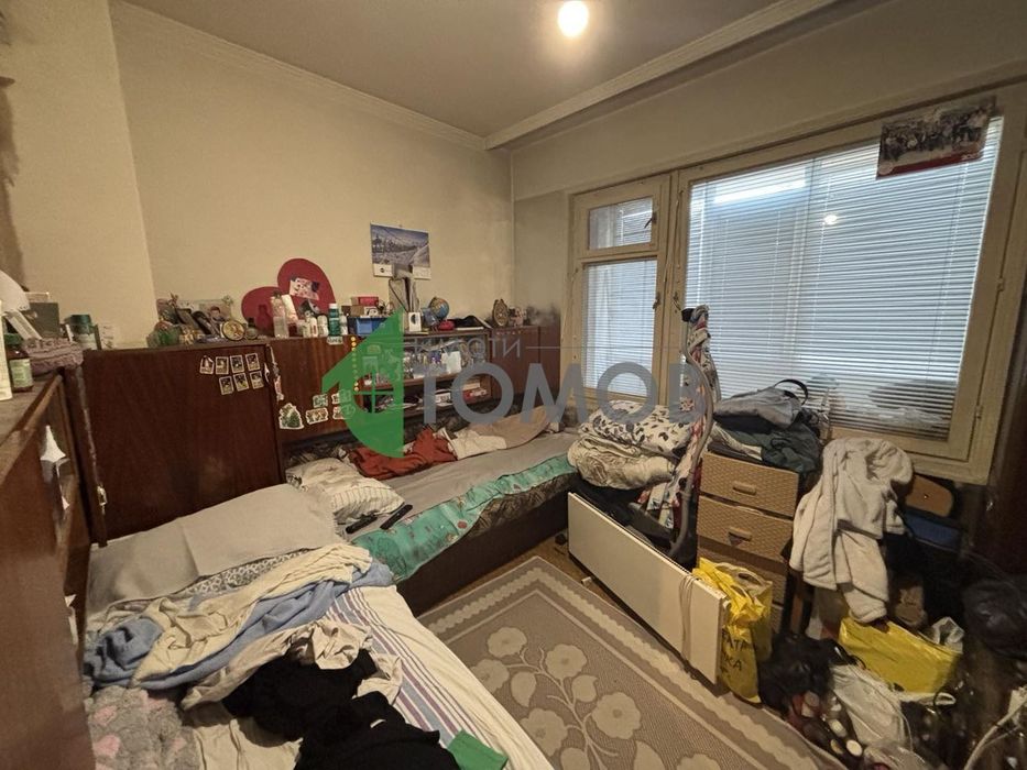 Просторен тристаен апартамент с търговско помещение в района на Центъ