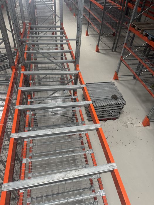 Vindem rafturi metalice profesionale reglabile la cel mai mic preț