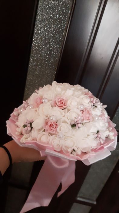 Buchet  cu flori de spumă alb-roz