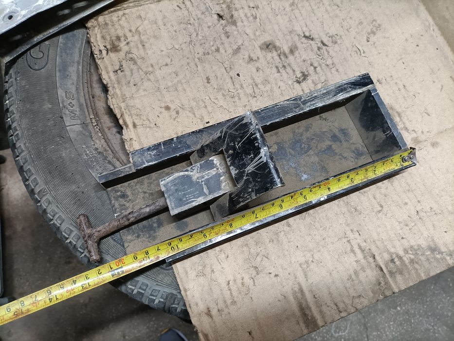 Încuietoare la benă carosată , incompletă