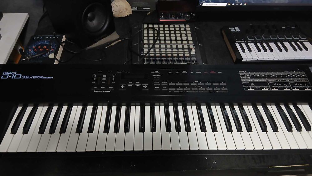Продавам Синтезатор Roland D-10 с проблем.