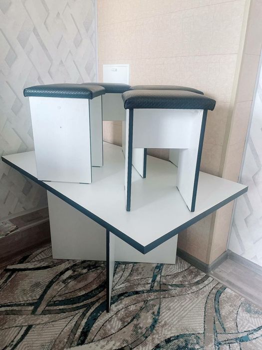 Белая шкаф (полочная), стол и 4 стулчики( белые)