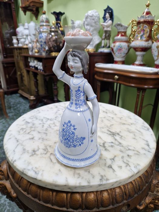 Прекрасна антикварна  унгарска порцеланова фигура Hollohaza