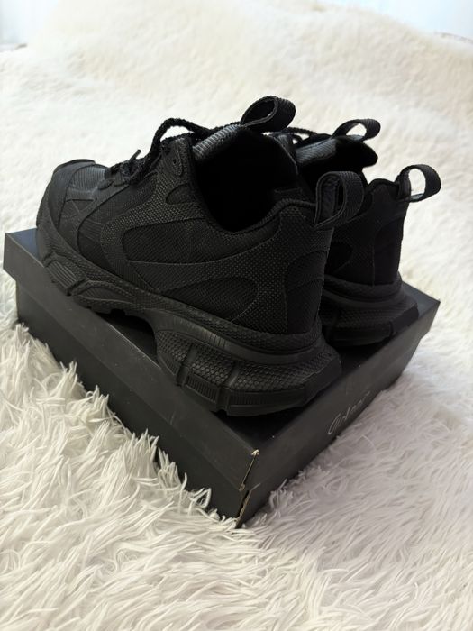 сникърси Balenciaga леко лъскавия модел