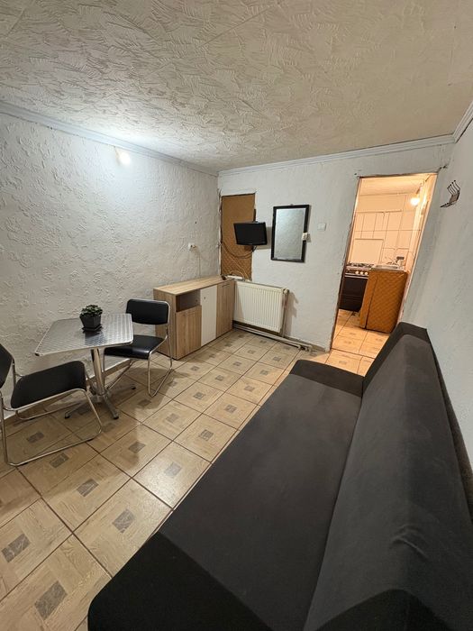 Închiriez cameră la curte
