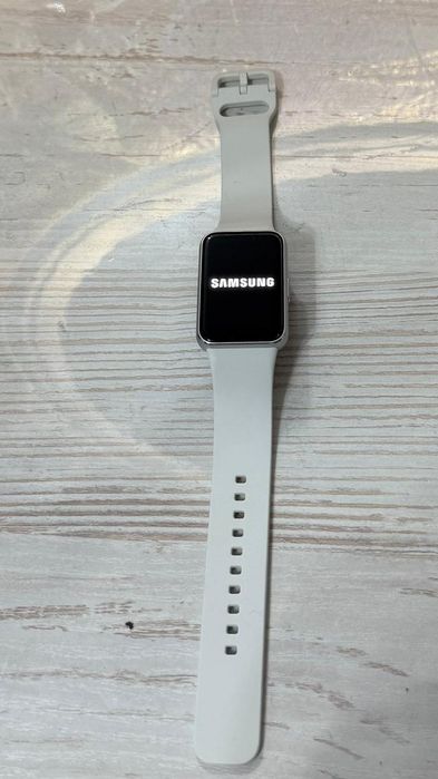 Продам фитнес-часы Samsung Galaxy Fit 3
