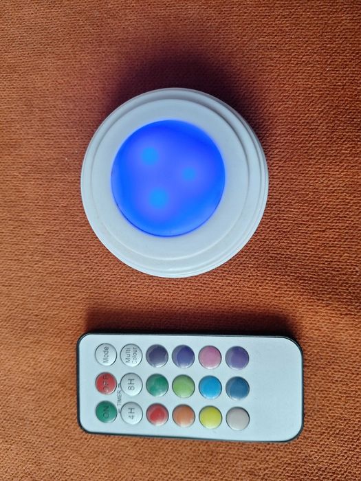 Lampa cu telecomandă reglaj lumina în 13 culori