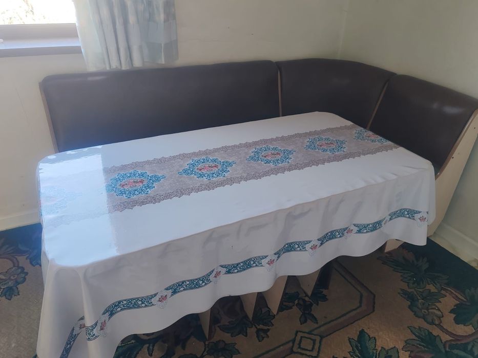 Стол с угловым диваном