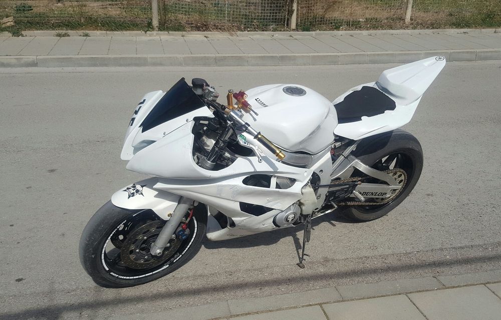 Yamaha R6 track bike