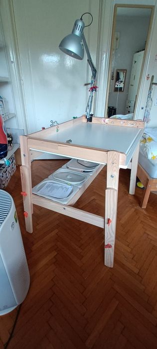 Vind birou reglabil pentru elev. Stare bună.
